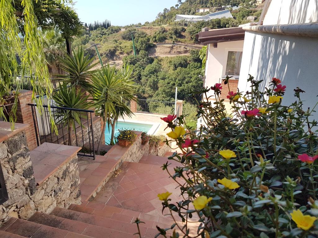 ein Haus mit einer Treppe, die zu einem Pool führt in der Unterkunft Villa Glamour in Taormina