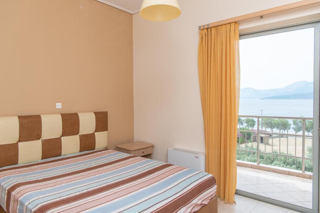 Postel nebo postele na pokoji v ubytování Marmari Beach View