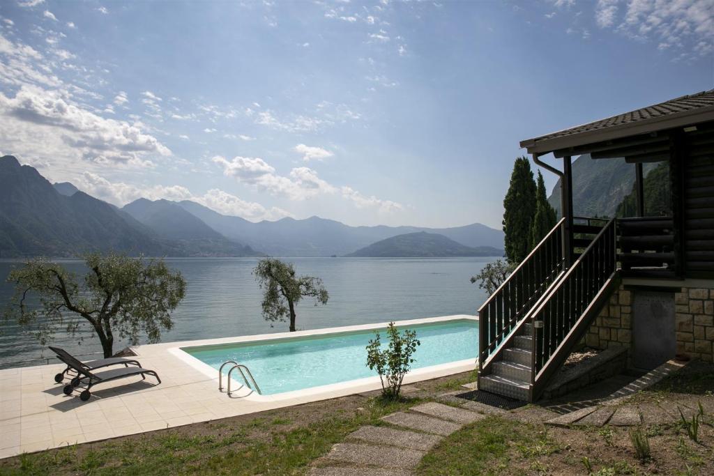 uma piscina com vista para um lago em IseoLakeRental - Villa Alessandra em Riva di Solto