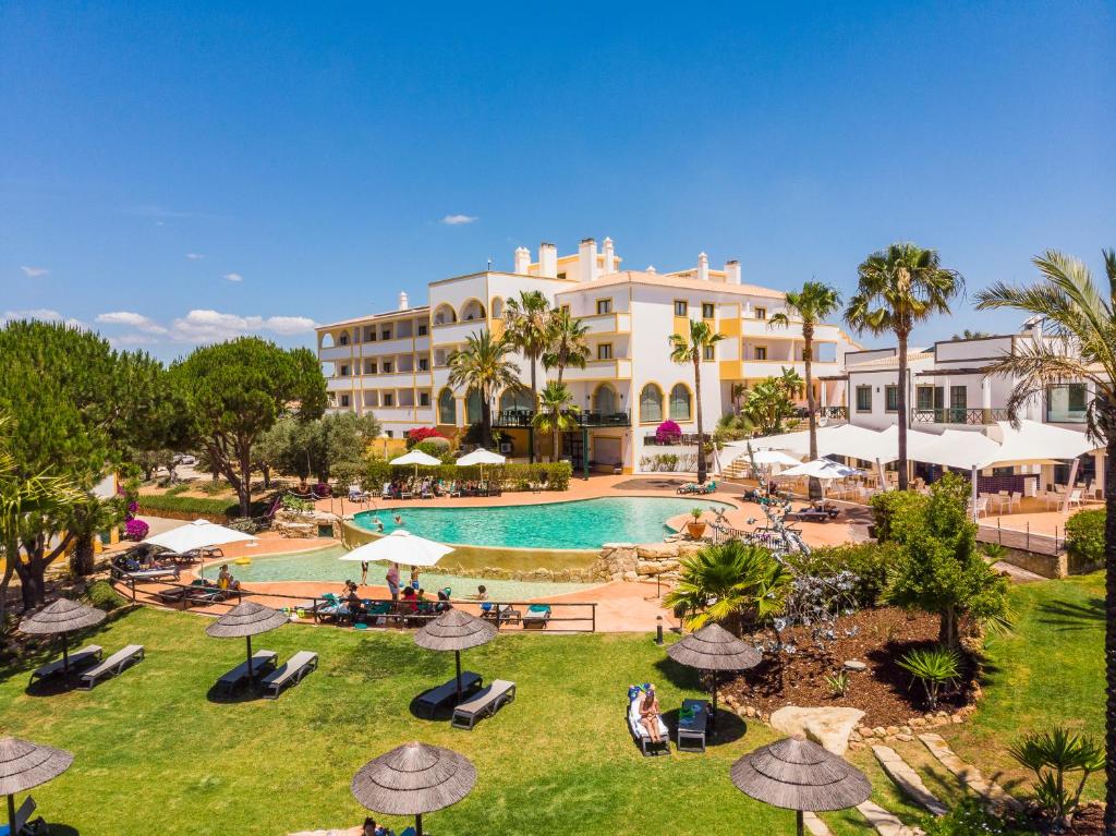 una imagen de un complejo con piscina en Vale d'El Rei Hotel & Villas en Carvoeiro