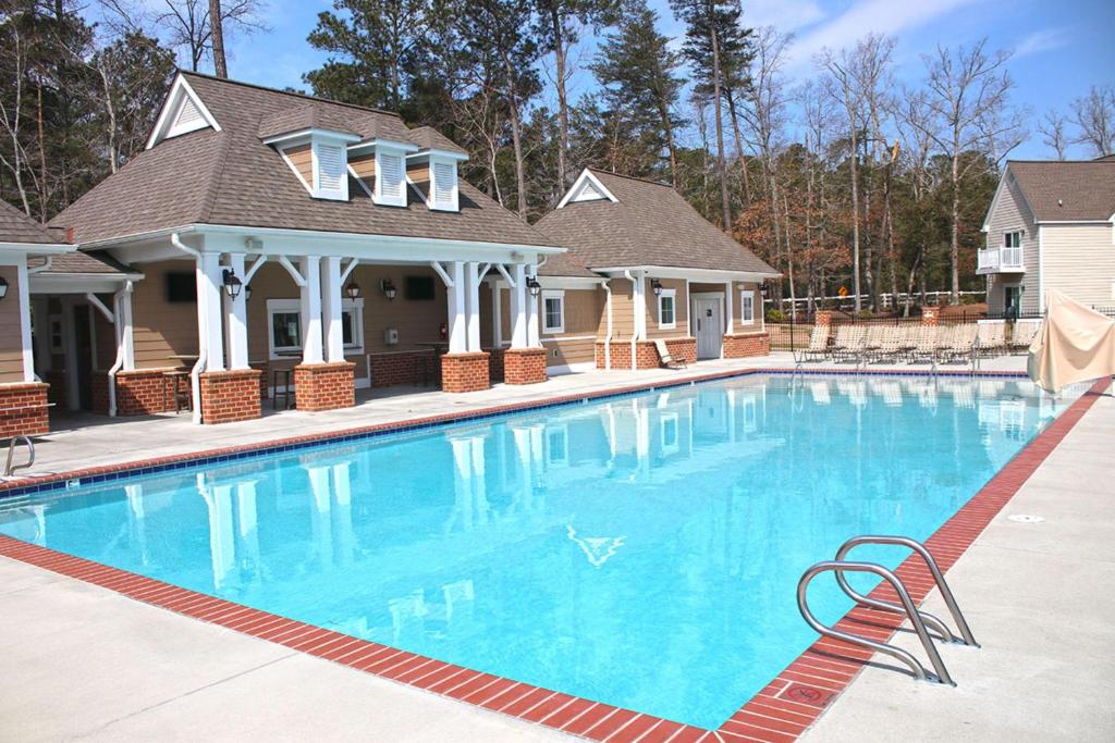 une grande piscine bleue dans une maison dans l'établissement Kings Creek Plantation by Tripforth, à Williamsburg
