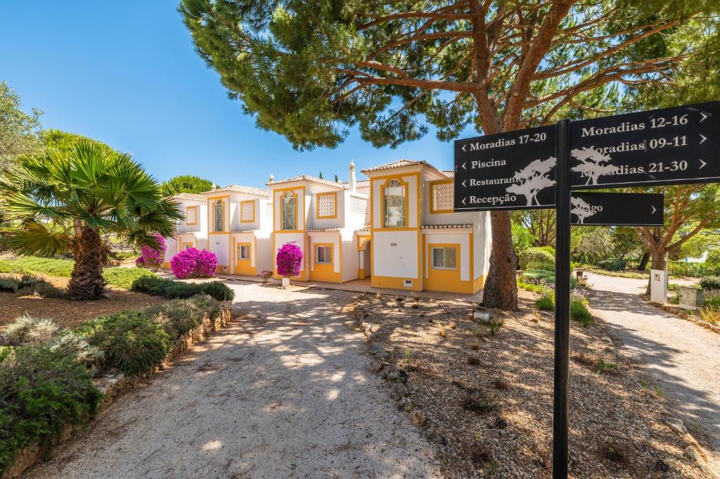 a street sign in front of a house at Vale d'El Rei Hotel & Villas in Carvoeiro