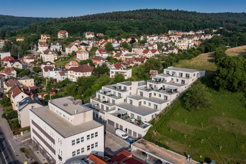 widok z góry na miasto z białymi budynkami w obiekcie Apartmány Kaskády Luhačovice w mieście Luhačovice