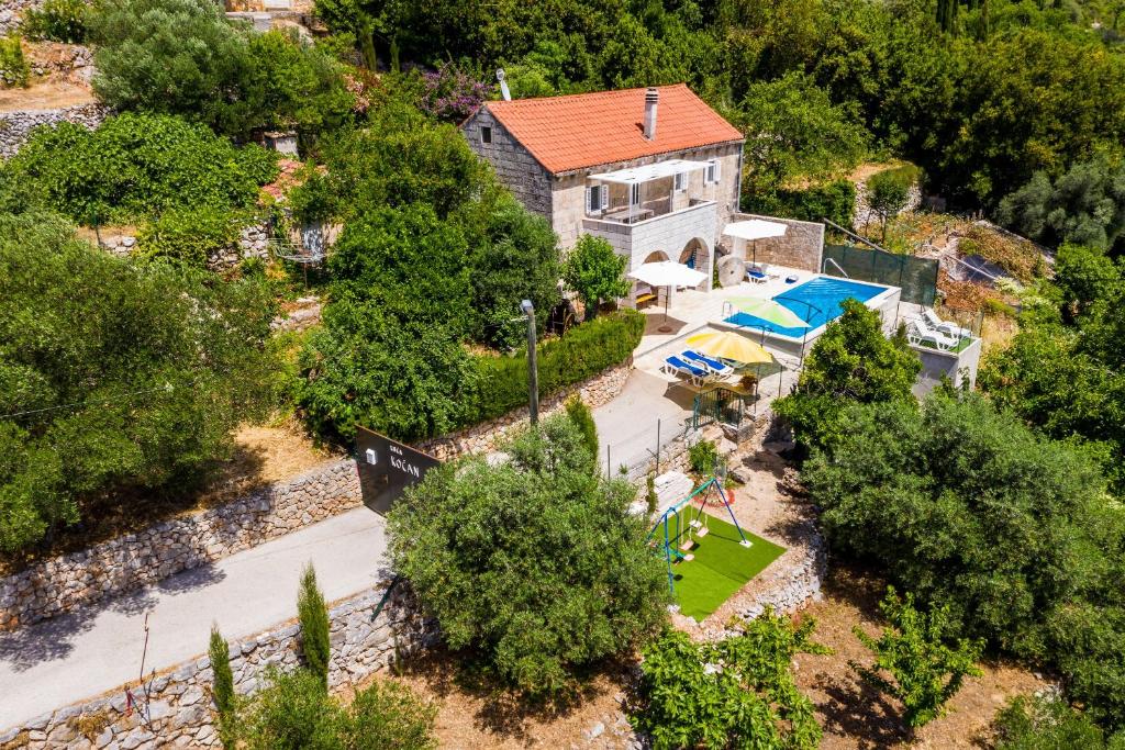 una vista aérea de una casa con piscina en House Kočan, en Gruda