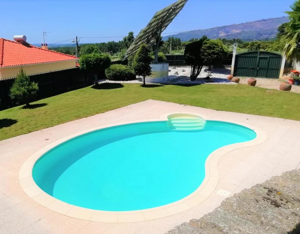 una piscina en el patio trasero de una villa en Casa e piscina privada, en Fundão