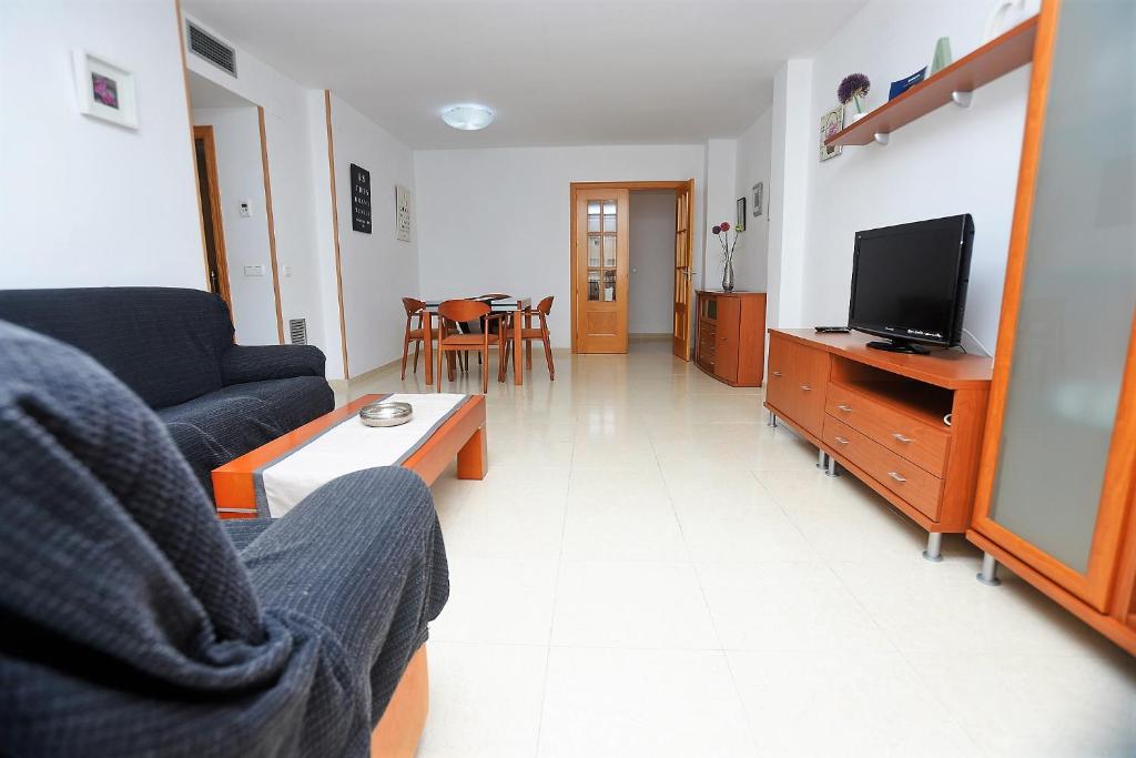 Televízia a/alebo spoločenská miestnosť v ubytovaní Apartamento Plaça Jardí