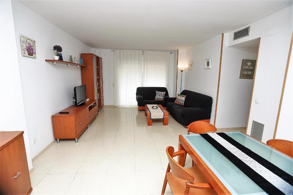 Televízia a/alebo spoločenská miestnosť v ubytovaní Apartamento Plaça Jardí