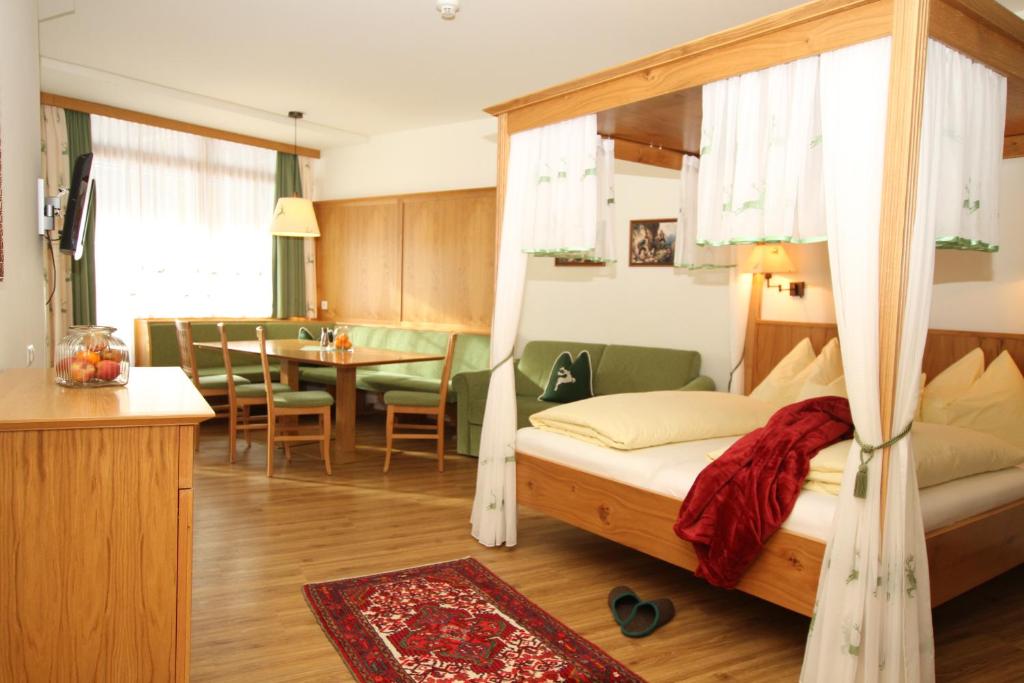 Postel nebo postele na pokoji v ubytování Alpen Appartements Zauchensee