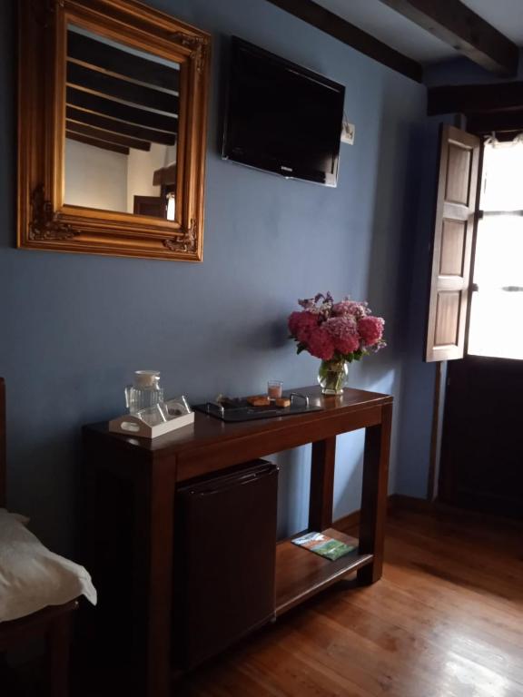 A television and/or entertainment centre at Posada Reserva Verde