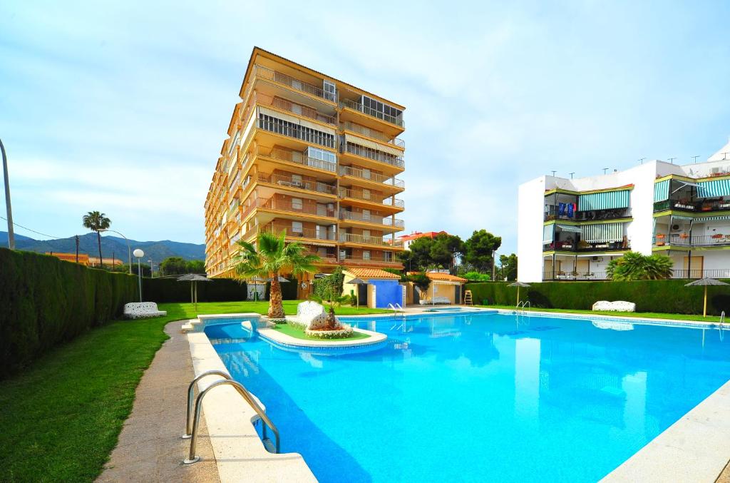 una gran piscina frente a un edificio en Costa Brasil Superior Orangecosta, en Benicàssim