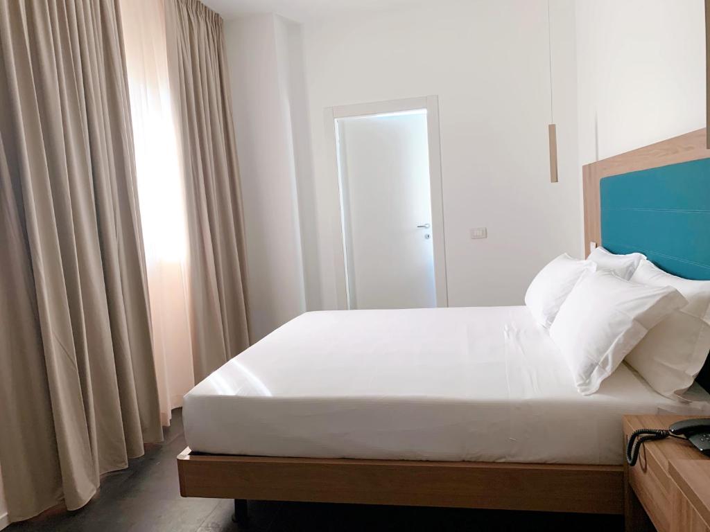 Postel nebo postele na pokoji v ubytování V Hotel