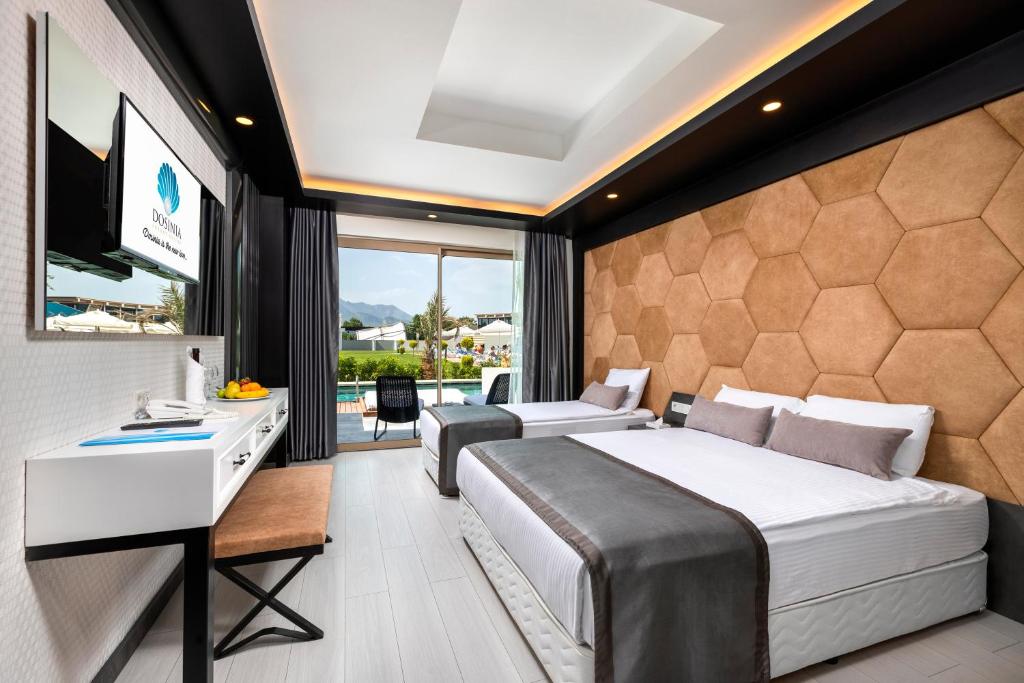 TV a/nebo společenská místnost v ubytování Dosinia Luxury Resort-Ultra All Inclusive