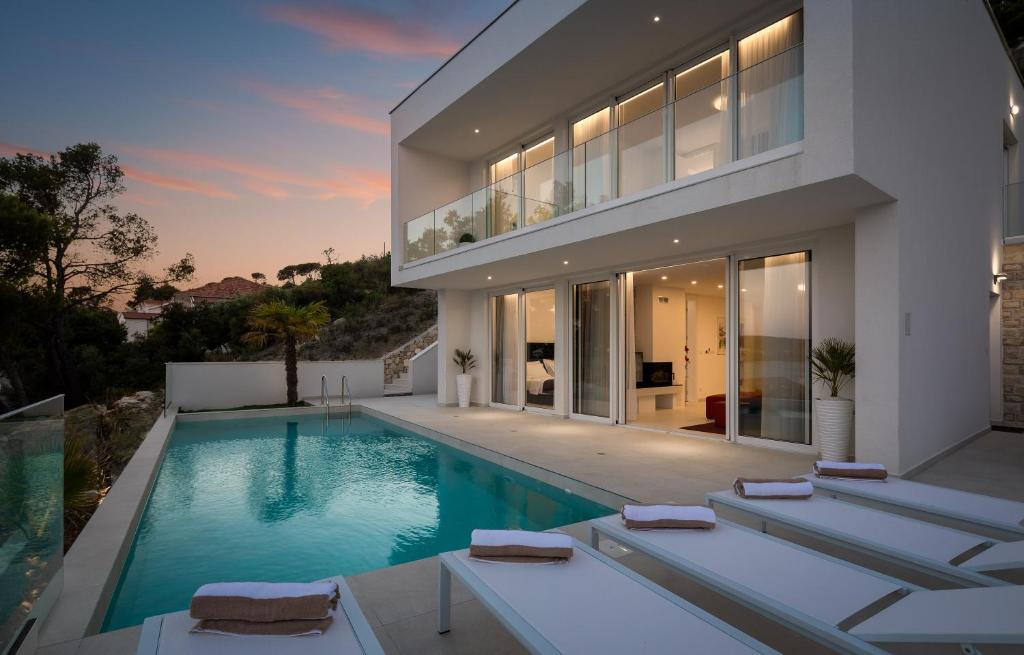 Bazén v ubytovaní Villa Adria View with Heated Pool I alebo v jeho blízkosti