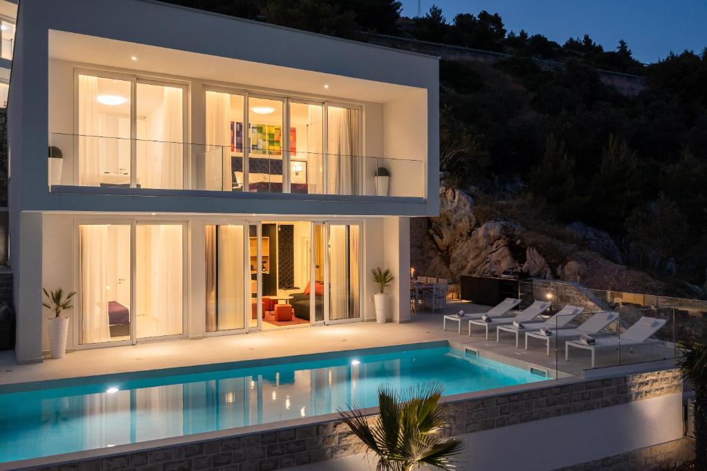 Bazén v ubytovaní Villa Adria View with Heated Pool I alebo v jeho blízkosti