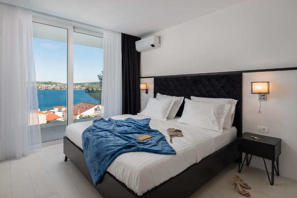 Posteľ alebo postele v izbe v ubytovaní Villa Adria View with Heated Pool I