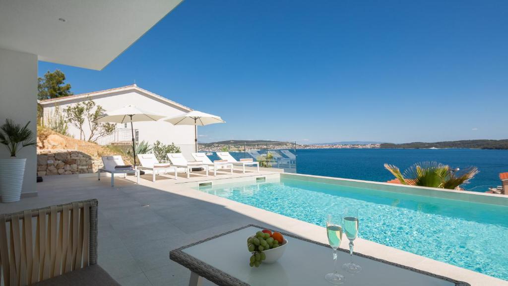 Bazén v ubytovaní Villa Adria View with Heated Pool I alebo v jeho blízkosti