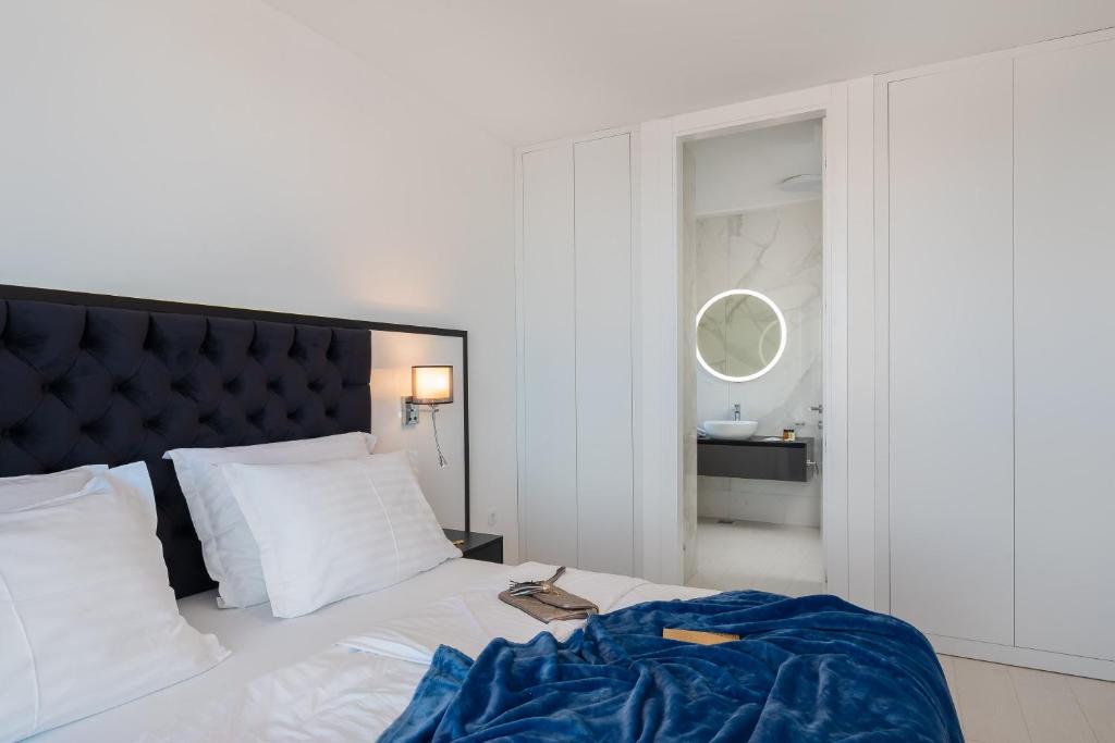 Posteľ alebo postele v izbe v ubytovaní Villa Adria View with Heated Pool I