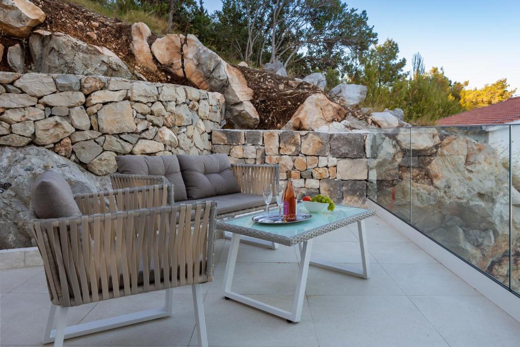 Posedenie v ubytovaní Villa Adria View with Heated Pool I
