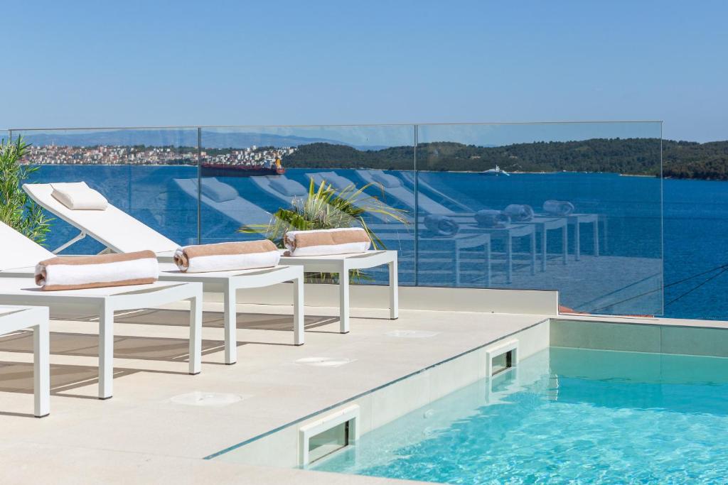 Bazén v ubytovaní Villa Adria View with Heated Pool I alebo v jeho blízkosti