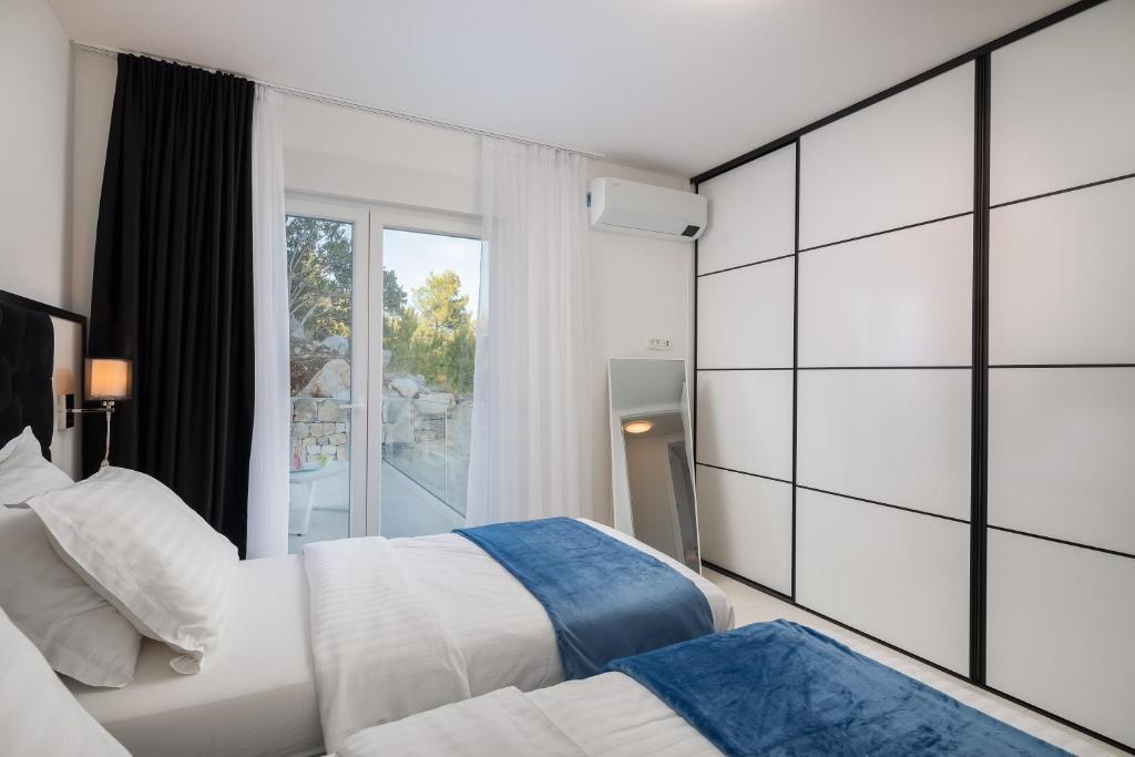 Posteľ alebo postele v izbe v ubytovaní Villa Adria View with Heated Pool I