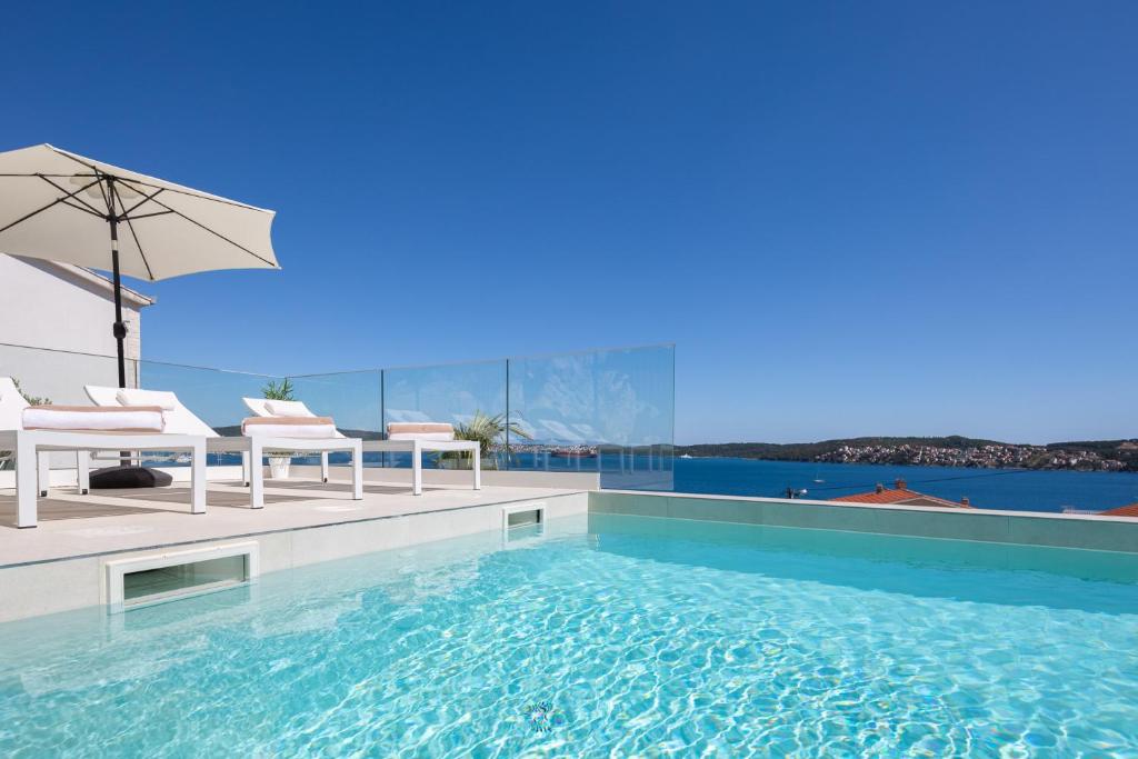 Bazén v ubytovaní Villa Adria View with Heated Pool I alebo v jeho blízkosti