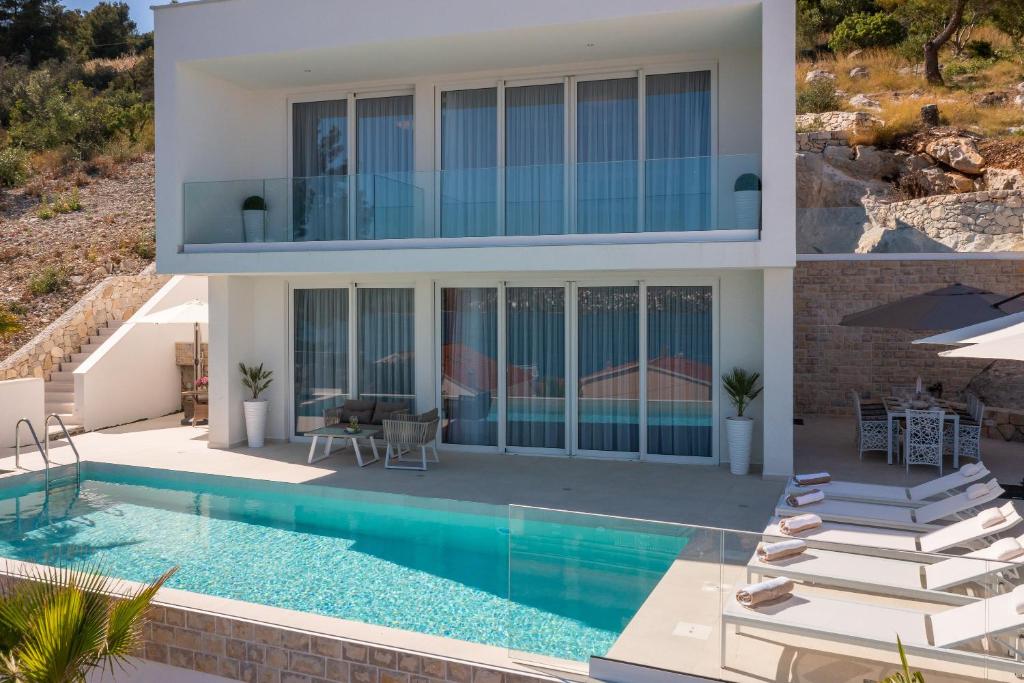 Bazén v ubytovaní Villa Adria View with Heated Pool I alebo v jeho blízkosti