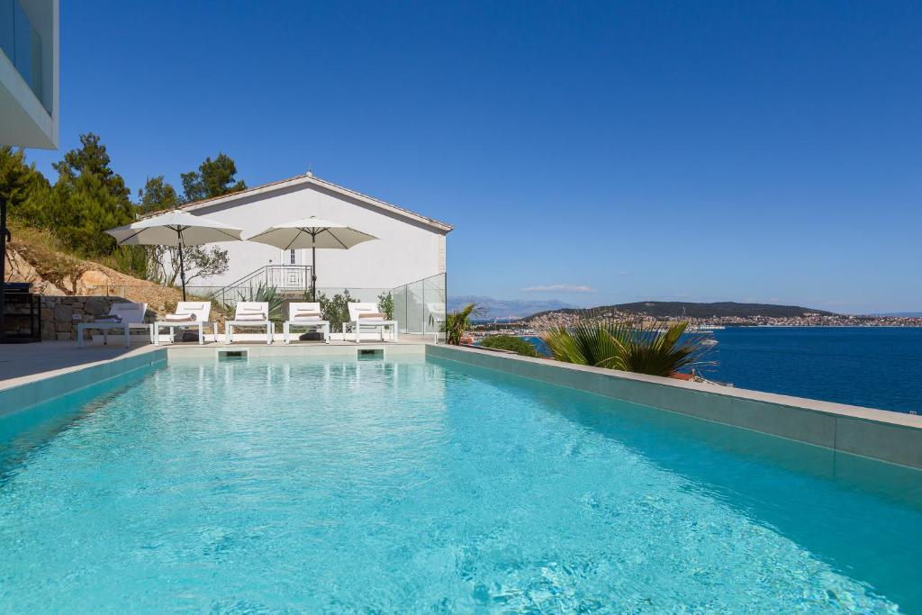 Bazén v ubytovaní Villa Adria View with Heated Pool I alebo v jeho blízkosti