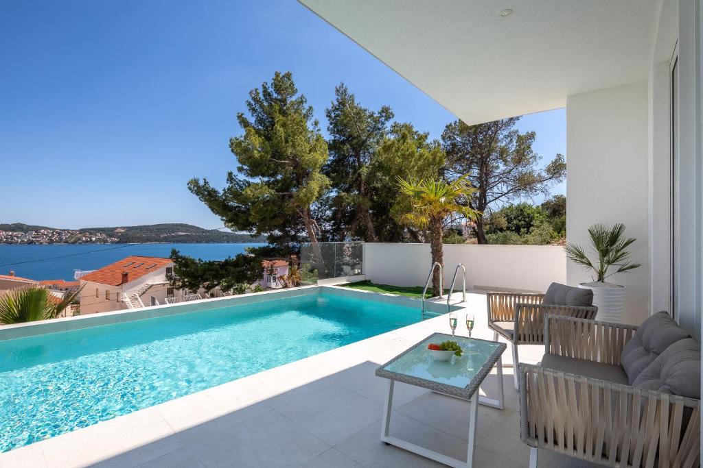 Bazén v ubytovaní Villa Adria View with Heated Pool I alebo v jeho blízkosti