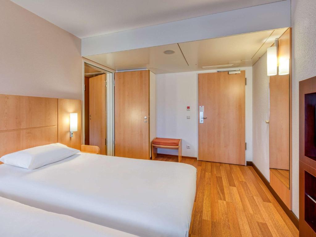 Postel nebo postele na pokoji v ubytování ibis Konstanz