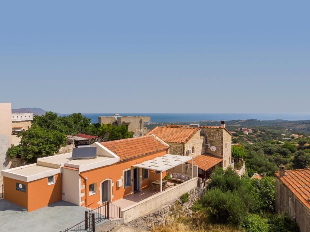 een uitzicht op een huis met oranje bij Iosif de Home in Kournás