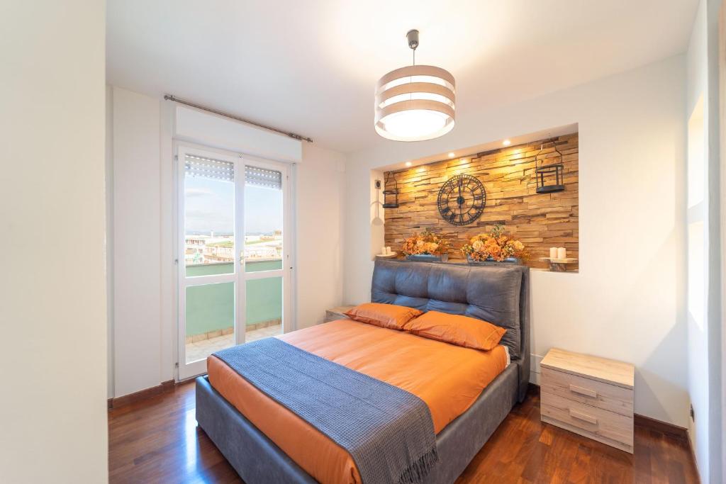 - une chambre avec un grand lit et un mur en bois dans l'établissement LA RESIDENCIA, à Alghero