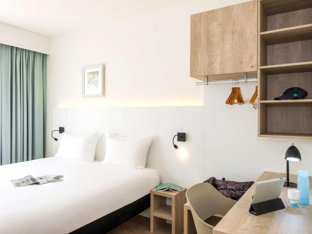 Postel nebo postele na pokoji v ubytování ibis Styles Nieuwpoort