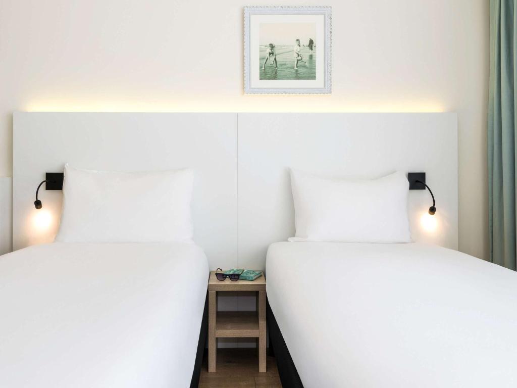 Postel nebo postele na pokoji v ubytování ibis Styles Nieuwpoort
