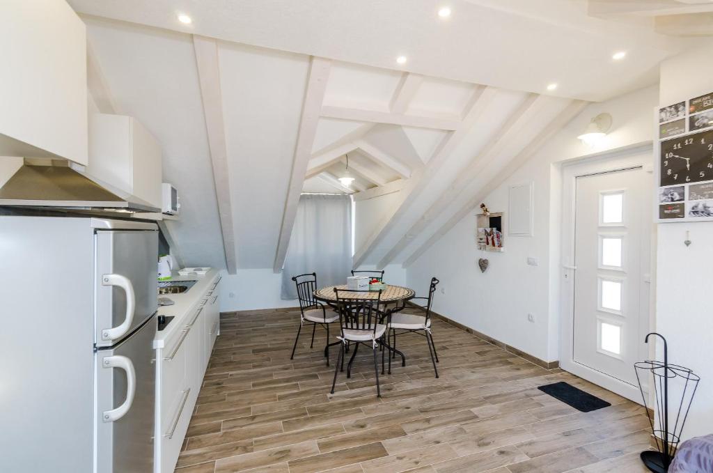 Kuchyň nebo kuchyňský kout v ubytování Apartments Life