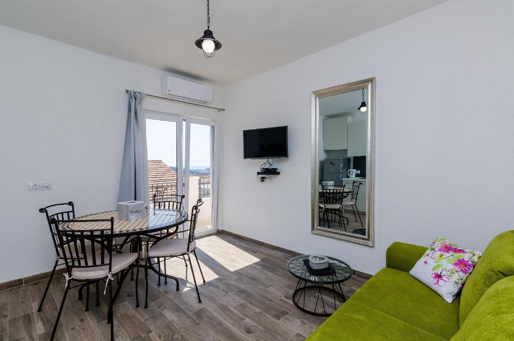 TV a/nebo společenská místnost v ubytování Apartments Life