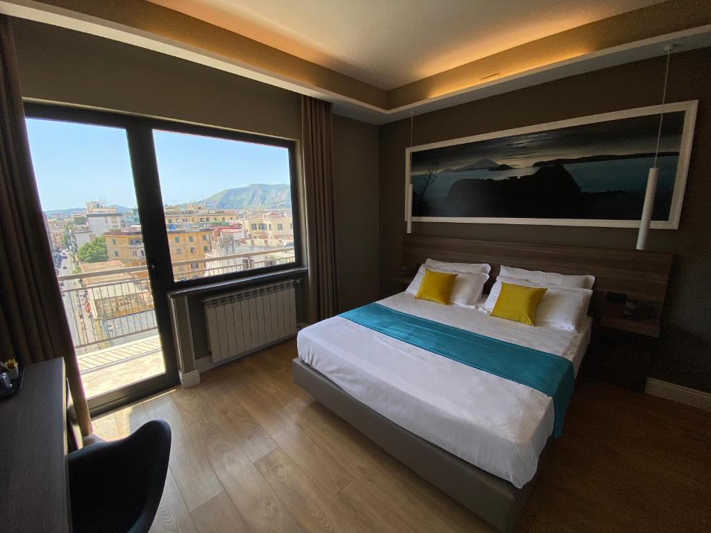 Un pat sau paturi într-o cameră la 7th Floor Suite