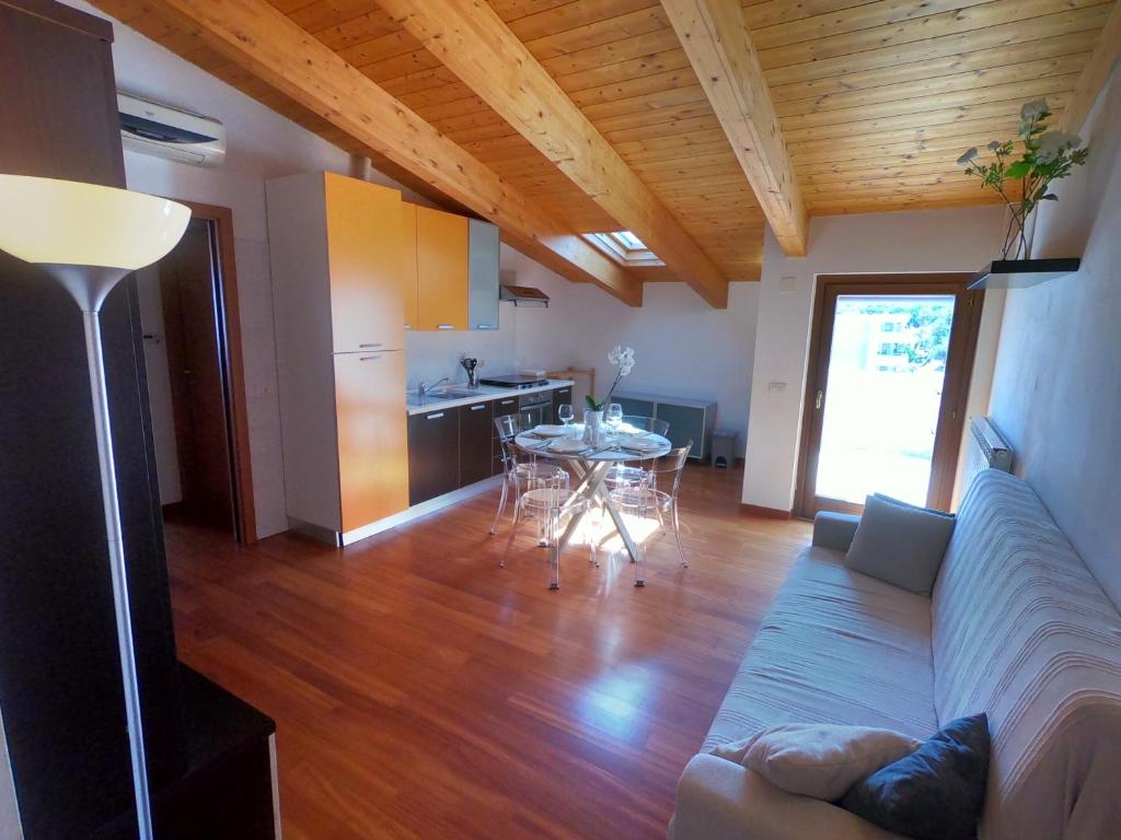 een woonkamer met een bank en een tafel bij ATTICO con TERRAZZO, VIA DEL BORGO in Montesilvano