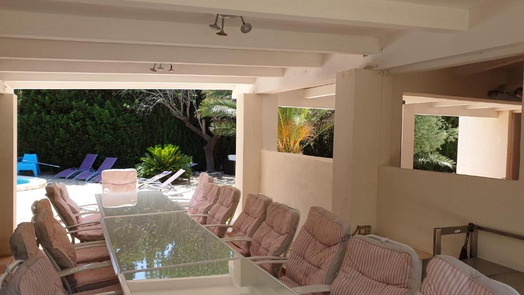 Fotografia z galérie ubytovania Near the beach, 8 bedrooms, sleeps 22, Jacuzzi, Full AC, BBQ, 2 kitchens, 2 dishwashers, fast internet, ping pong, cars not necessary v destinácii Les tres Cales