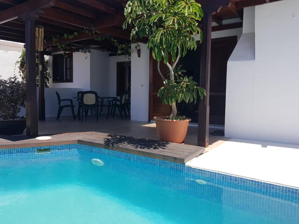 een zwembad voor een huis bij VILLA FENIX in Puerto del Carmen