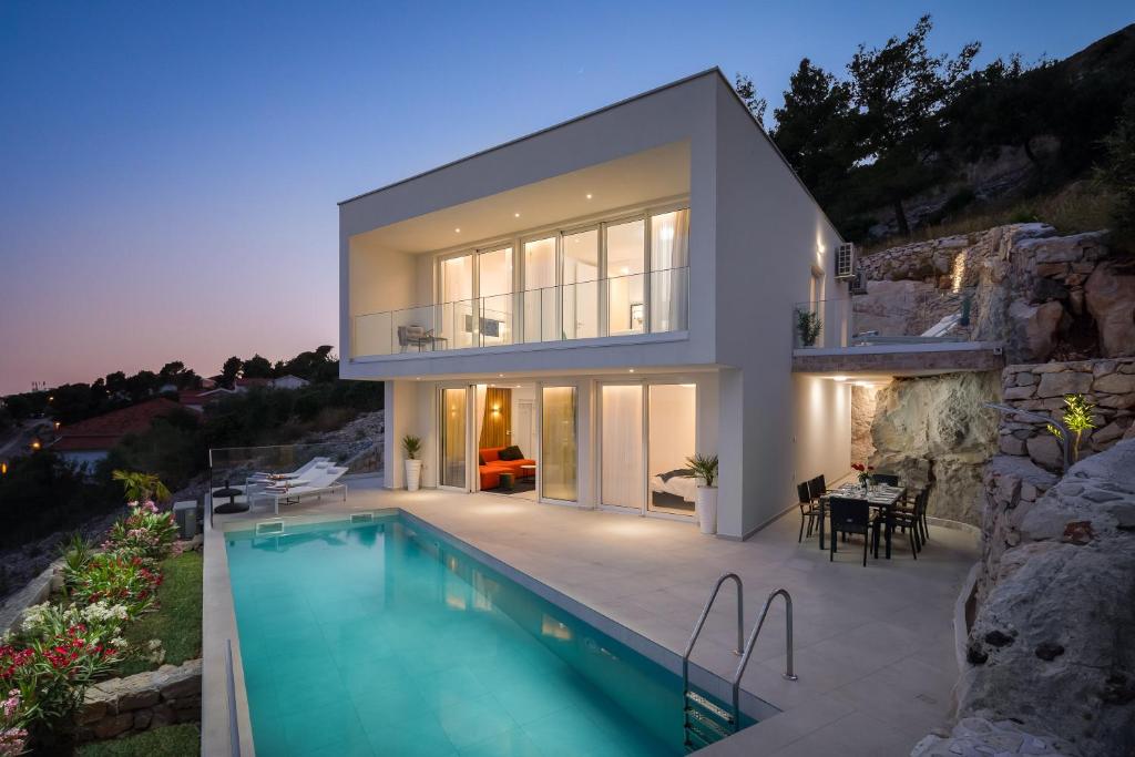 Bazén v ubytovaní Villa Adria View with Heated Pool II alebo v jeho blízkosti
