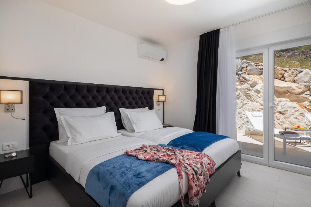 Posteľ alebo postele v izbe v ubytovaní Villa Adria View with Heated Pool II