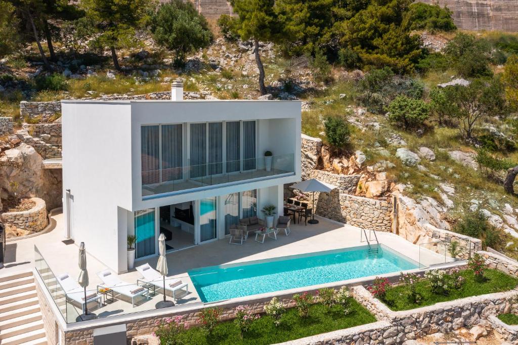 Bazén v ubytovaní Villa Adria View with Heated Pool II alebo v jeho blízkosti