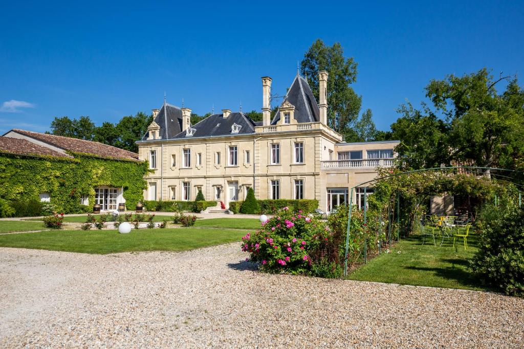 een groot huis met een tuin ervoor bij Château Meyre in Avensan