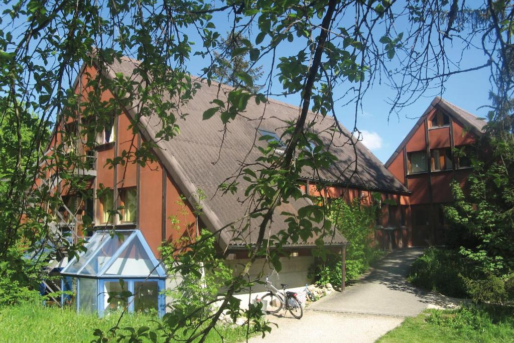 Delémont Youth Hostel في ديلمونت: منزل كبير مع سقف مع مسار