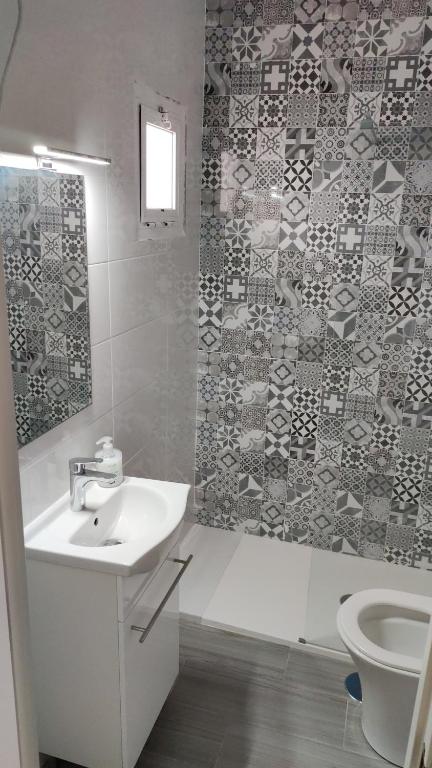 łazienka z umywalką i toaletą w obiekcie Saltillo Alto Gray Studio. Vistas al mar y piscina w mieście Torremolinos