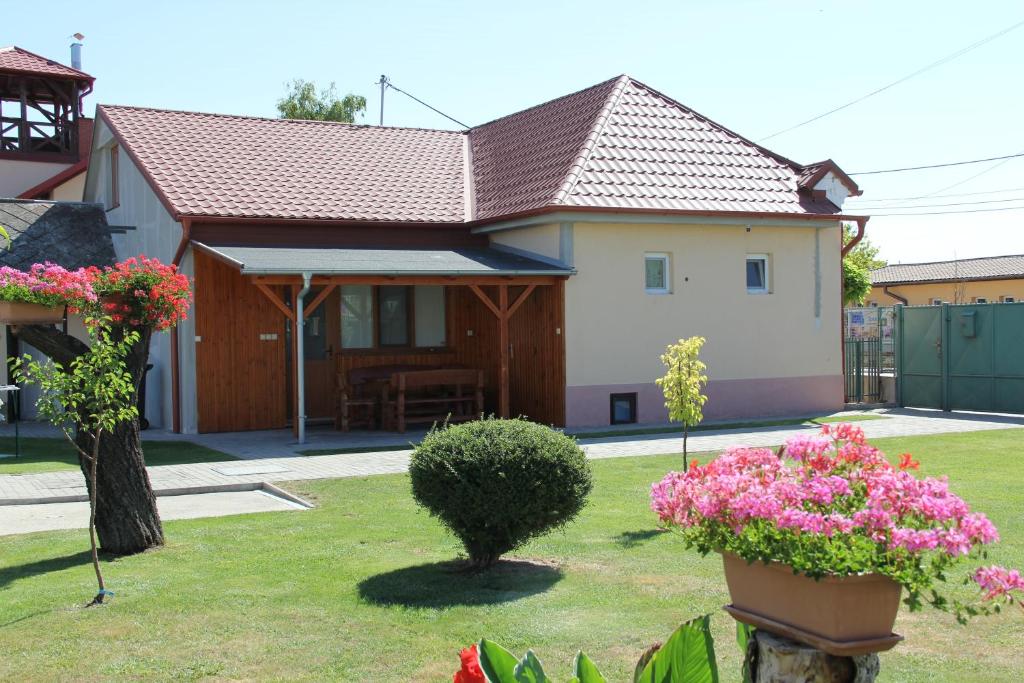uma casa com flores cor-de-rosa num quintal em U Mami em Veľký Meder