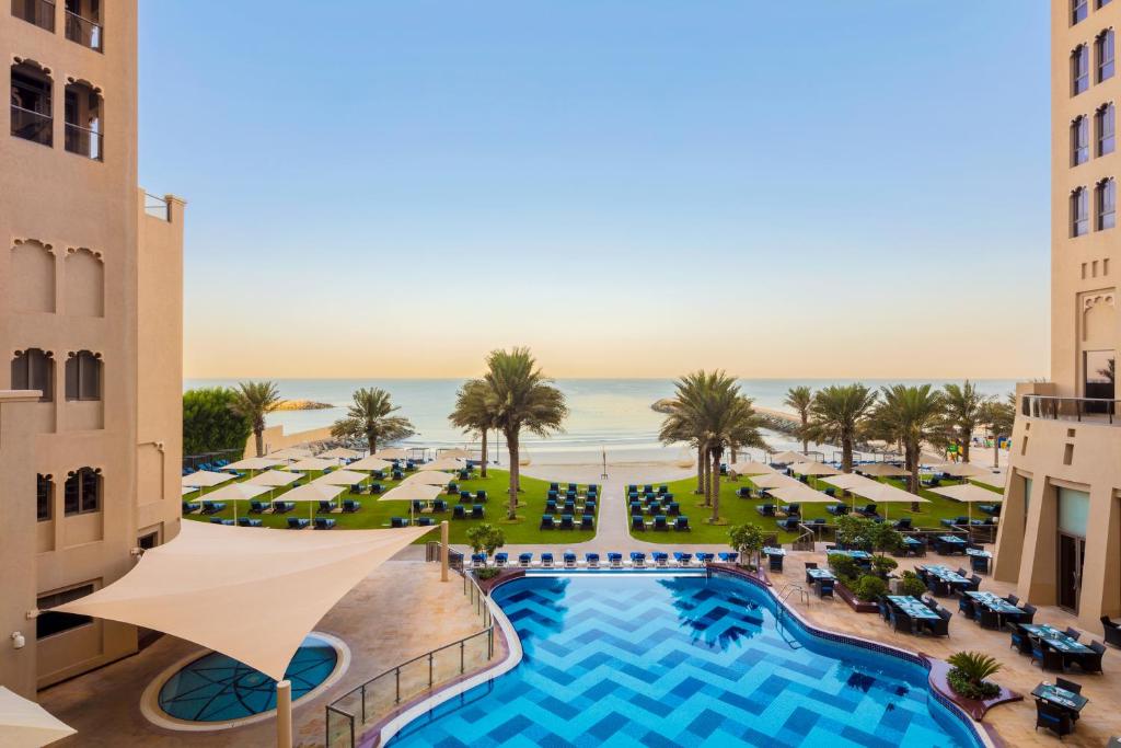 Bazén v ubytování Bahi Ajman Palace Hotel nebo v jeho okolí