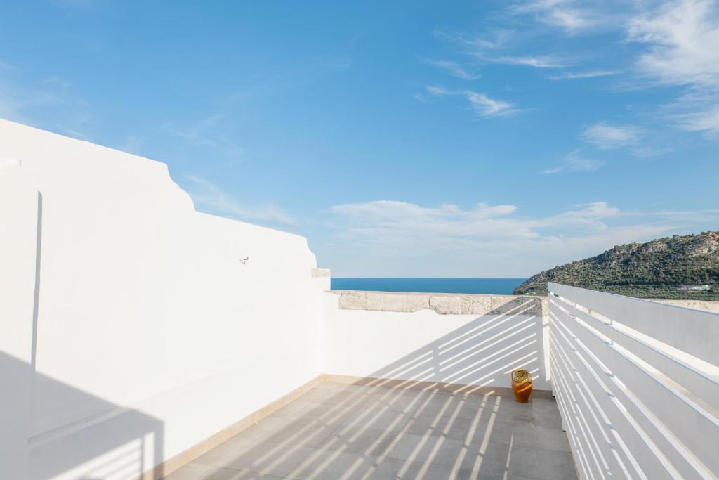 una vista dell'oceano dal balcone di una casa di Palazzo Junno Dimora D'Epoca a Mattinata