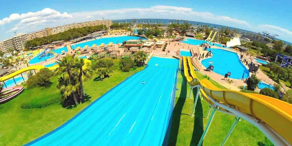 Fotografia z galérie ubytovania Near the beach, 8 bedrooms, sleeps 22, Jacuzzi, Full AC, BBQ, 2 kitchens, 2 dishwashers, fast internet, ping pong, cars not necessary v destinácii Les tres Cales