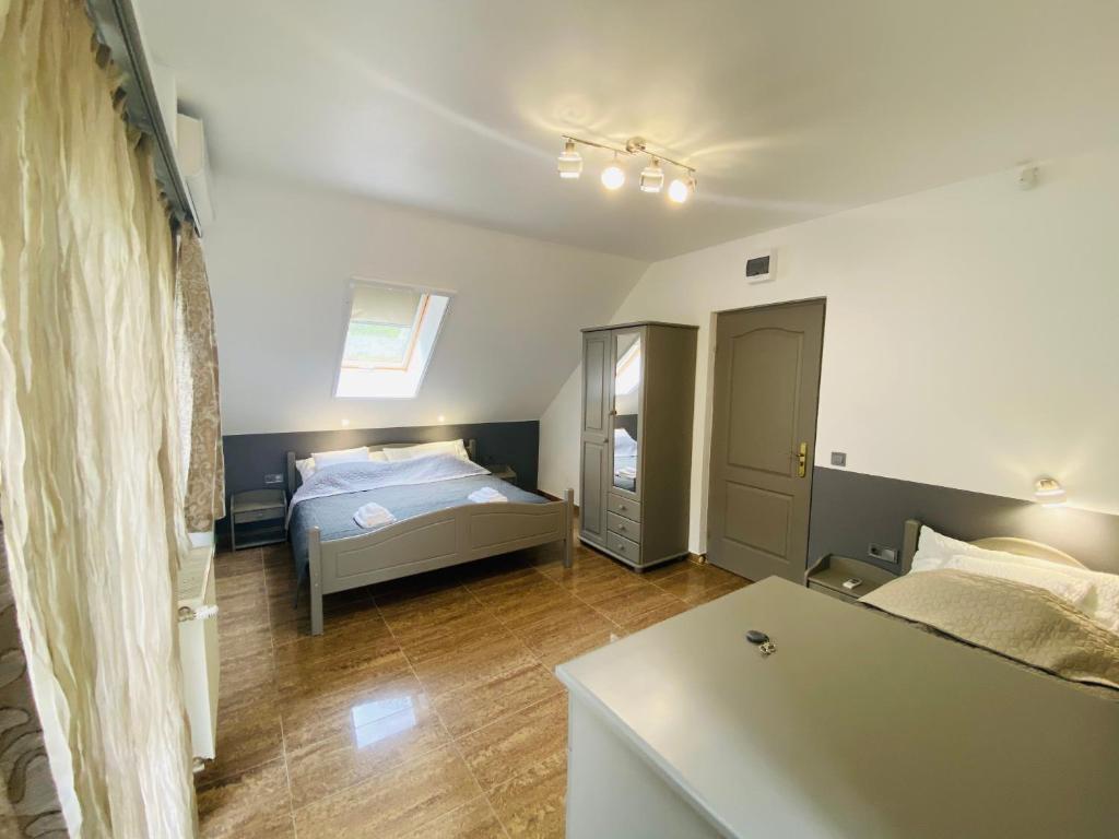 Postel nebo postele na pokoji v ubytování Linton Apartmanház